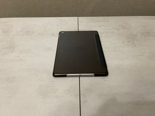 Планшет Apple iPad A1822 MP2F2LL/A (5 Gen, 2017) / 9.7" (2048x1536) IPS / Apple A9 (2 ядра до 1.85 GHz) / 2 GB RAM / 32 GB Memory / Wi-Fi