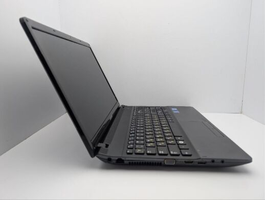 Ноутбук Samsung NP300E5A / 15.6" (1366x768) TN / Intel Core i3-2350M (2 (4) ядра по 2.3 GHz) / 6 GB DDR3 / 500 GB HDD / Intel HD Graphics 3000 / WebCam / DVD-ROM