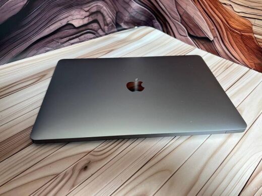 Ультрабук Б-клас Apple MacBook Pro 13 (2019) / 13.3" (2560x1600) IPS / Intel Core i5-8257U (4 (8) ядра по 1.4 - 3.9 GHz) / 8 GB DDR3 / 256 GB SSD / Intel Iris Plus Graphics 645 / WebCam / MacOS