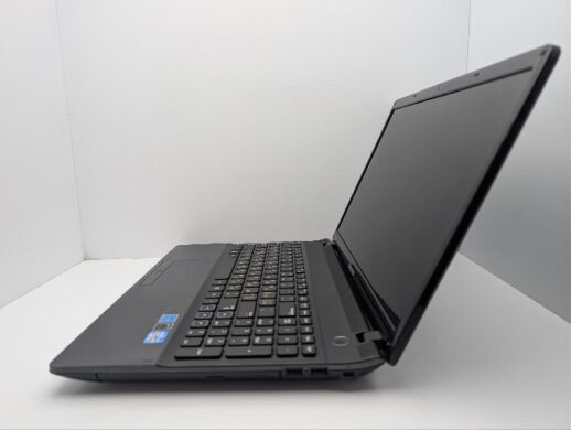 Ноутбук Samsung NP300E5A / 15.6" (1366x768) TN / Intel Core i3-2350M (2 (4) ядра по 2.3 GHz) / 6 GB DDR3 / 500 GB HDD / Intel HD Graphics 3000 / WebCam / DVD-ROM