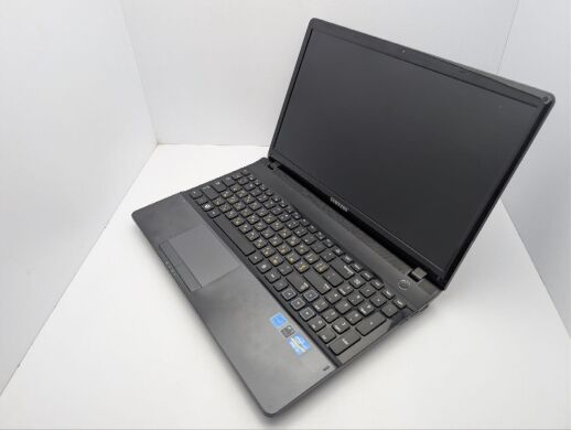 Ноутбук Samsung NP300E5A / 15.6" (1366x768) TN / Intel Core i3-2350M (2 (4) ядра по 2.3 GHz) / 6 GB DDR3 / 500 GB HDD / Intel HD Graphics 3000 / WebCam / DVD-ROM