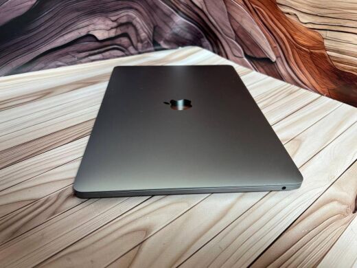 Ультрабук Б-клас Apple MacBook Pro 13 (2019) / 13.3" (2560x1600) IPS / Intel Core i5-8257U (4 (8) ядра по 1.4 - 3.9 GHz) / 8 GB DDR3 / 256 GB SSD / Intel Iris Plus Graphics 645 / WebCam / MacOS