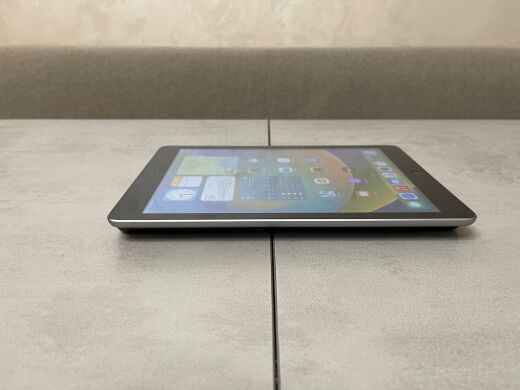 Планшет Apple iPad A1822 MP2F2LL/A (5 Gen, 2017) / 9.7" (2048x1536) IPS / Apple A9 (2 ядра до 1.85 GHz) / 2 GB RAM / 32 GB Memory / Wi-Fi