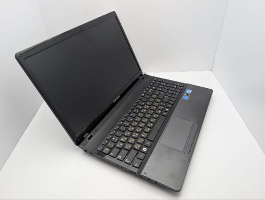 Ноутбук Samsung NP300E5A / 15.6" (1366x768) TN / Intel Core i3-2350M (2 (4) ядра по 2.3 GHz) / 6 GB DDR3 / 500 GB HDD / Intel HD Graphics 3000 / WebCam / DVD-ROM