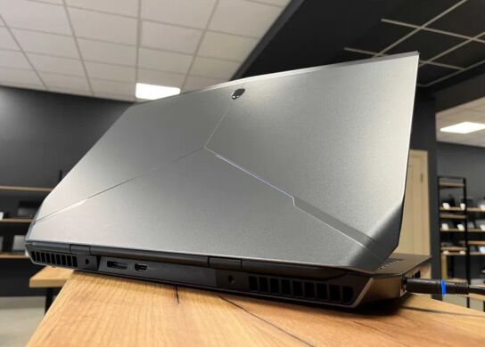 Игровой ноутбук Dell AlienWare 17 R3 / 17.3" (1920x1080) IPS / Intel Core i7-6700HQ (4 (8) ядра по 2.6 - 3.5 GHz) / 16 GB DDR4 / 1000 GB SSD / nVidia GeForce GTX 980M, 4 GB GDDR5, 256-bit / WebCam / Win 10 Игровой ноутбук Dell AlienWare 17 R3 / 17.3" (1920x1080) IPS / Intel Core i7-6700HQ (4 (8) ядра по 2.6 - 3.5 GHz) / 16 GB DDR4 / 1000 GB SSD / nVidia GeForce GTX 980M, 4 GB GDDR5, 256-bit / WebCam / Win 10