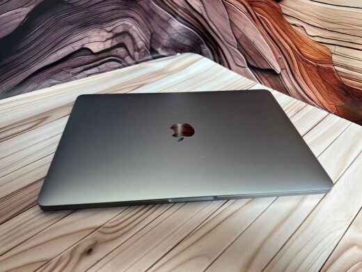 Ультрабук Б-клас Apple MacBook Pro 13 (2019) / 13.3" (2560x1600) IPS / Intel Core i5-8257U (4 (8) ядра по 1.4 - 3.9 GHz) / 8 GB DDR3 / 256 GB SSD / Intel Iris Plus Graphics 645 / WebCam / MacOS