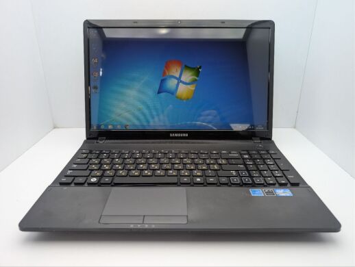 Ноутбук Samsung NP300E5A / 15.6" (1366x768) TN / Intel Core i3-2350M (2 (4) ядра по 2.3 GHz) / 6 GB DDR3 / 500 GB HDD / Intel HD Graphics 3000 / WebCam / DVD-ROM