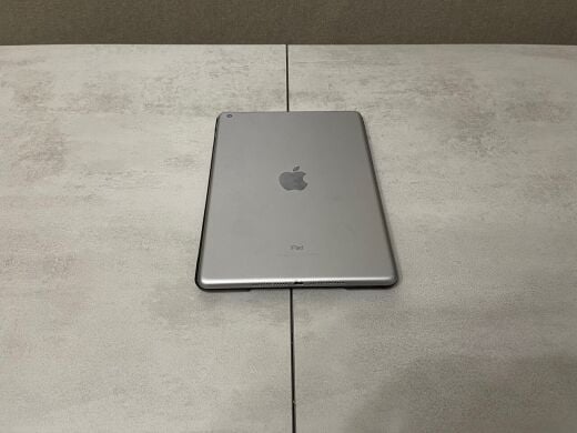 Планшет Apple iPad A1822 MP2F2LL/A (5 Gen, 2017) / 9.7" (2048x1536) IPS / Apple A9 (2 ядра до 1.85 GHz) / 2 GB RAM / 32 GB Memory / Wi-Fi