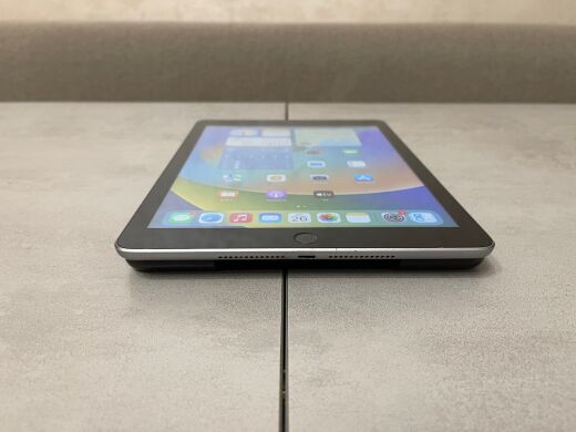 Планшет Apple iPad A1822 MP2F2LL/A (5 Gen, 2017) / 9.7" (2048x1536) IPS / Apple A9 (2 ядра до 1.85 GHz) / 2 GB RAM / 32 GB Memory / Wi-Fi