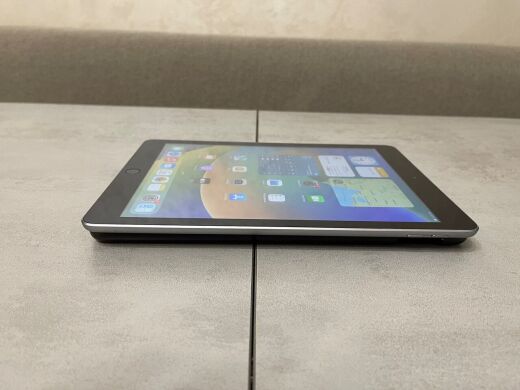 Планшет Apple iPad A1822 MP2F2LL/A (5 Gen, 2017) / 9.7" (2048x1536) IPS / Apple A9 (2 ядра до 1.85 GHz) / 2 GB RAM / 32 GB Memory / Wi-Fi