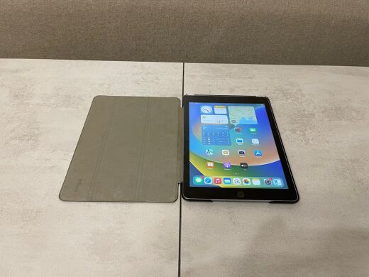 Планшет Apple iPad A1822 MP2F2LL/A (5 Gen, 2017) / 9.7" (2048x1536) IPS / Apple A9 (2 ядра до 1.85 GHz) / 2 GB RAM / 32 GB Memory / Wi-Fi