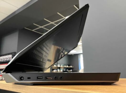 Игровой ноутбук Dell AlienWare 17 R3 / 17.3" (1920x1080) IPS / Intel Core i7-6700HQ (4 (8) ядра по 2.6 - 3.5 GHz) / 16 GB DDR4 / 1000 GB SSD / nVidia GeForce GTX 980M, 4 GB GDDR5, 256-bit / WebCam / Win 10 Игровой ноутбук Dell AlienWare 17 R3 / 17.3" (1920x1080) IPS / Intel Core i7-6700HQ (4 (8) ядра по 2.6 - 3.5 GHz) / 16 GB DDR4 / 1000 GB SSD / nVidia GeForce GTX 980M, 4 GB GDDR5, 256-bit / WebCam / Win 10