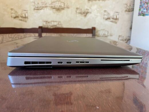 Мобільна робоча станція Dell Precision 7540 / 15.6" (3840x2160) IPS / Intel Core i7-9850H (6 (12) ядер по 2.6 - 4.6 GHz) / 16 GB DDR4 / 512 GB SSD / nVidia Quadro RTX 3000, 6 GB GDDR6, 192-bit / WebCam