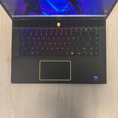 Ігровий ультрабук Б-клас Dell Alienware m16 R2 / 16" (2560x1600) IPS / Intel Core Ultra 9 185H (16 (22) ядер по 1.8 - 5.1 GHz) / 32 GB DDR5 / 1000 GB SSD / nVidia GeForce RTX 4070, 8 GB GDDR6, 128-bit / WebCam