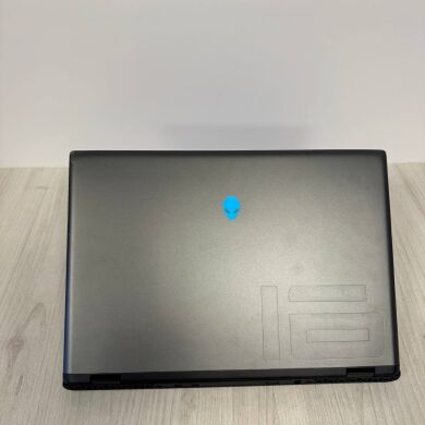 Ігровий ультрабук Б-клас Dell Alienware m16 R2 / 16" (2560x1600) IPS / Intel Core Ultra 9 185H (16 (22) ядер по 1.8 - 5.1 GHz) / 32 GB DDR5 / 1000 GB SSD / nVidia GeForce RTX 4070, 8 GB GDDR6, 128-bit / WebCam
