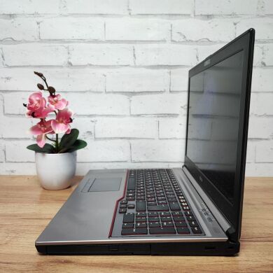 Мобільна робоча станція Fujitsu Celsius H730 / 15.6" (1920x1080) TN / Intel Core i7-4810MQ (2 (4) ядер по 2.8 - 3.8 GHz) / 24 GB DDR3 / 128 GB SSD / nVidia Quadro K510M, 1 GB GDDR5, 64-bit / WebCam