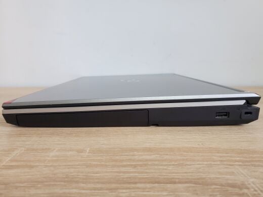 Мобильная рабочая станция Fujitsu Celsius H760 / 15.6" (1920x1080) IPS / Intel Core i5-6440HQ (4 ядра по 2.6 - 3.5 GHz) / 16 GB DDR4 / 512 GB SSD / nVidia Quadro M600, 2 GB DDR5, 128-bit / WebCam / Win 10 Pro