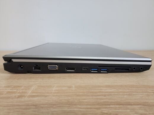 Мобильная рабочая станция Fujitsu Celsius H760 / 15.6" (1920x1080) IPS / Intel Core i5-6440HQ (4 ядра по 2.6 - 3.5 GHz) / 16 GB DDR4 / 512 GB SSD / nVidia Quadro M600, 2 GB DDR5, 128-bit / WebCam / Win 10 Pro