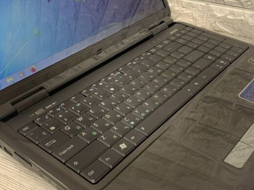 Ноутбук Asus K61IC / 16" (1366x768) TN / Intel Pentium T4300 (2 ядра по 2.1 GHz) / 4 GB DDR2 / 320 GB HDD / nVidia GeForce GT 220M, 1 GB DDR2, 128-bit / WebCam / DVD-ROM