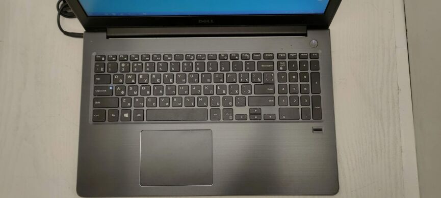 Ноутбук Б-класс Dell Vostro 5568 / 15.6" (1920x1080) TN / Intel Core i5-7200U (2 (4) ядра по 2.5 - 3.1 GHz) / 16 GB DDR4 / 256 GB SSD / Intel HD Graphics 620 / WebCam / АКБ
