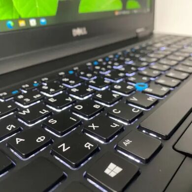 Ігровий ноутбук Dell Latitude 5580 / 15.6" (1920x1080) IPS / Intel Core i7-7820HQ (4 (8) ядра по 2.9 - 3.9 GHz) / 16 GB DDR4 / 512 GB SSD / nVidia GeForce 940MX, 2 GB GDDR5, 64-bit / WebCam / HDMI