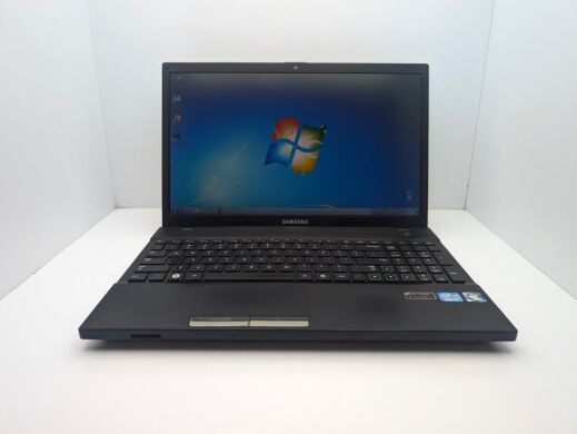Ноутбук Samsung NP300V5A / 15.6" (1366x768) TN / Intel Core i3-2350M (2 (4) ядра по 2.3 GHz) / 6 GB DDR3 / 1000 GB HDD / nVidia GeForce GT 520MX, 1GB DDR3, 64-bit / WebCam