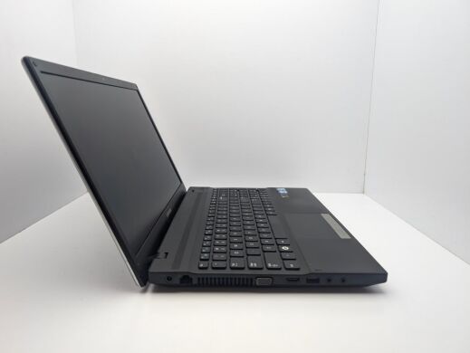 Ноутбук Samsung NP300V5A / 15.6" (1366x768) TN / Intel Core i3-2350M (2 (4) ядра по 2.3 GHz) / 6 GB DDR3 / 1000 GB HDD / nVidia GeForce GT 520MX, 1GB DDR3, 64-bit / WebCam