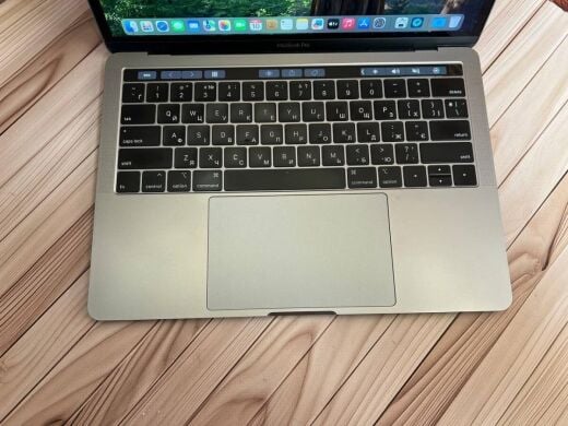 Ультрабук Б-клас Apple MacBook Pro A1989 2018 / 13.3" (2560x1600) IPS / Intel Core i7-8559U (4 (8) ядра по 2.7 - 4.5 GHz) / 16 GB DDR3 / 256 GB SSD / Intel Iris Plus Graphics 655 / WebCam / MacOS