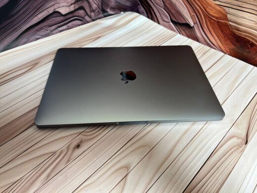 Ультрабук Б-клас Apple MacBook Pro A1989 2018 / 13.3" (2560x1600) IPS / Intel Core i7-8559U (4 (8) ядра по 2.7 - 4.5 GHz) / 16 GB DDR3 / 256 GB SSD / Intel Iris Plus Graphics 655 / WebCam / MacOS