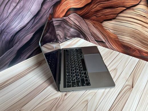 Ультрабук Б-клас Apple MacBook Pro A1989 2018 / 13.3" (2560x1600) IPS / Intel Core i7-8559U (4 (8) ядра по 2.7 - 4.5 GHz) / 16 GB DDR3 / 256 GB SSD / Intel Iris Plus Graphics 655 / WebCam / MacOS
