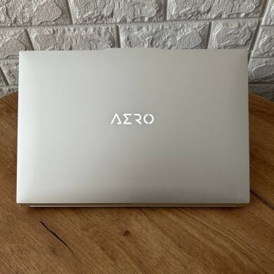 Игровой ноутбук Gigabyte Aero 16 XE5 / 16" (3840x2400) IPS / Intel Core i7-12700H (14 (20) ядер по 3.5 - 4.7 GHz) / 16 GB DDR5 / 1000 GB SSD / nVidia GeForce RTX 3070 Ti, 8 GB GDDR6, 256-bit / WebCam + USB-адаптер