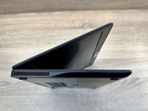 Нетбук Б-класс Dell Latitude E7250 / 12.5" (1366x768) TN / Intel Core i5-5300U (2 (4) ядра по 2.3 - 2.9 GHz) / 8 GB DDR3 / 120 GB SSD / Intel HD Graphics 5500 / WebCam