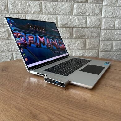 Игровой ноутбук Gigabyte Aero 16 XE5 / 16" (3840x2400) IPS / Intel Core i7-12700H (14 (20) ядер по 3.5 - 4.7 GHz) / 16 GB DDR5 / 1000 GB SSD / nVidia GeForce RTX 3070 Ti, 8 GB GDDR6, 256-bit / WebCam + USB-адаптер