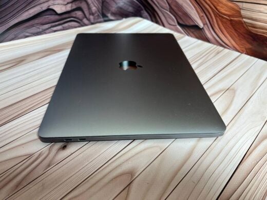 Ультрабук Б-клас Apple MacBook Pro A1989 2018 / 13.3" (2560x1600) IPS / Intel Core i7-8559U (4 (8) ядра по 2.7 - 4.5 GHz) / 16 GB DDR3 / 256 GB SSD / Intel Iris Plus Graphics 655 / WebCam / MacOS