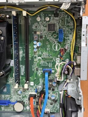 Комп'ютер Dell OptiPlex 3040 SFF / Intel Core i5-6500 (4 ядра по 3.2 - 3.6 GHz) / 8 GB DDR3 / 250 GB SSD / Intel HD Graphics 530 / 180W / DisplayPort / HDMI