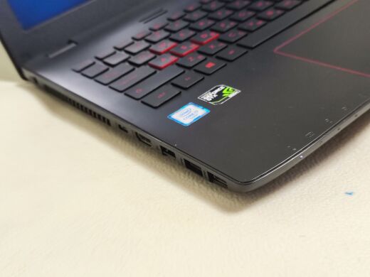 Ігровий ноутбук Asus ROG ZX50VW / 15.6" (1920x1080) TN / Intel Core i7-6700HQ (4 (8) ядра по 2.6 - 3.5 GHz) / 16 GB DDR4 / 256 GB SSD / nVidia GeForce GTX 960M, 2 GB GDDR5, 128-bit / WebCam / DVD-ROM