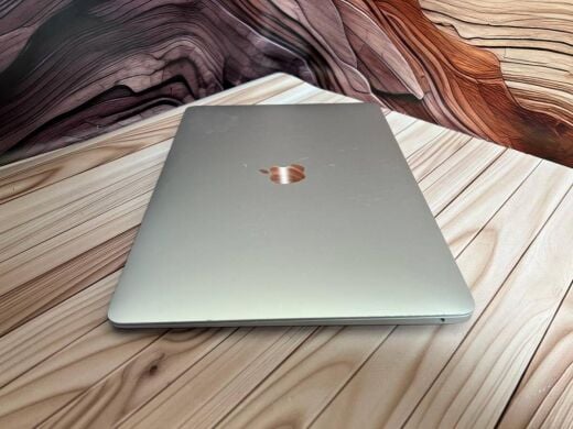Ультрабук Apple MacBook Air 13 2018 / 13.3" (2560x1600) IPS / Intel Core i5-8210Y (2 (4) ядра по 1.6 - 3.6 GHz) / 16 GB DDR4 / 256 GB SSD / Intel UHD Graphics 617 / WebCam / MacOS