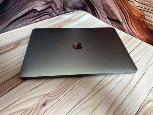 Ультрабук Б-клас Apple MacBook Pro A1989 2018 / 13.3" (2560x1600) IPS / Intel Core i7-8559U (4 (8) ядра по 2.7 - 4.5 GHz) / 16 GB DDR3 / 256 GB SSD / Intel Iris Plus Graphics 655 / WebCam / MacOS