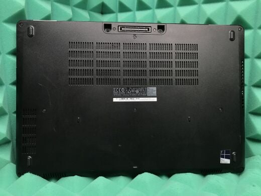 Ігровий ноутбук Б-клас Dell Latitude E5570 / 15.6" (1366x768) TN / Intel Core i7-6600U (2 (4) ядра по 2.6 - 3.4 GHz) / 8 GB DDR4 / 240 GB SSD / AMD Radeon R7 M360, 2 GB DDR3, 64-bit / WebCam / Win 10 Pro