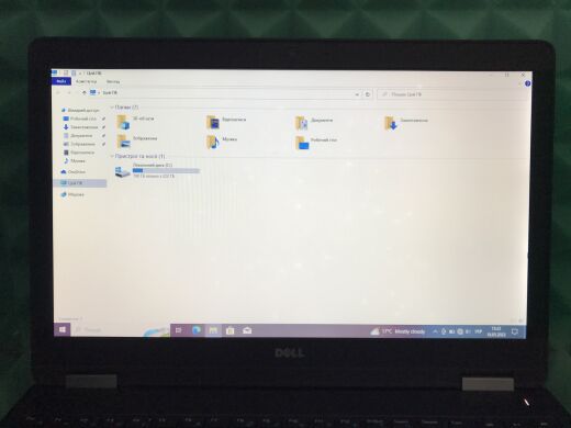 Ігровий ноутбук Б-клас Dell Latitude E5570 / 15.6" (1366x768) TN / Intel Core i7-6600U (2 (4) ядра по 2.6 - 3.4 GHz) / 8 GB DDR4 / 240 GB SSD / AMD Radeon R7 M360, 2 GB DDR3, 64-bit / WebCam / Win 10 Pro