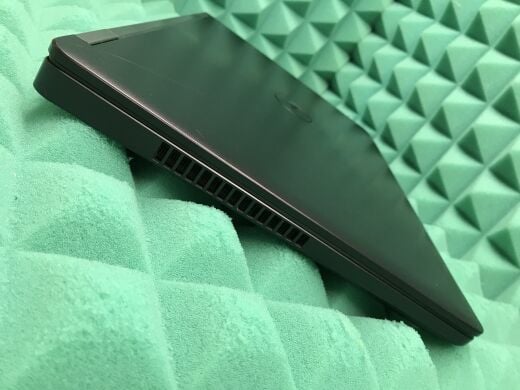 Ігровий ноутбук Б-клас Dell Latitude E5570 / 15.6" (1366x768) TN / Intel Core i7-6600U (2 (4) ядра по 2.6 - 3.4 GHz) / 8 GB DDR4 / 240 GB SSD / AMD Radeon R7 M360, 2 GB DDR3, 64-bit / WebCam / Win 10 Pro