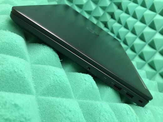 Ігровий ноутбук Б-клас Dell Latitude E5570 / 15.6" (1366x768) TN / Intel Core i7-6600U (2 (4) ядра по 2.6 - 3.4 GHz) / 8 GB DDR4 / 240 GB SSD / AMD Radeon R7 M360, 2 GB DDR3, 64-bit / WebCam / Win 10 Pro