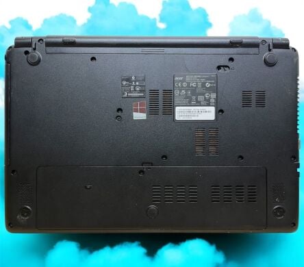 Ноутбук Б-клас Acer Aspire E1-572G / 15.6" (1366x768) TN / Intel Core i3-4010U (2 (4) ядра по 1.7 GHz) / 8 GB DDR3 / 120 GB SSD / AMD Radeon HD 8670M, 1 GB DDR3, 64-bit / WebCam Ноутбук Б-клас Acer Aspire E1-572G / 15.6" (1366x768) TN / Intel Core i3-4010U (2 (4) ядра по 1.7 GHz) / 8 GB DDR3 / 120 GB SSD / AMD Radeon HD 8670M, 1 GB DDR3, 64-bit / WebCam