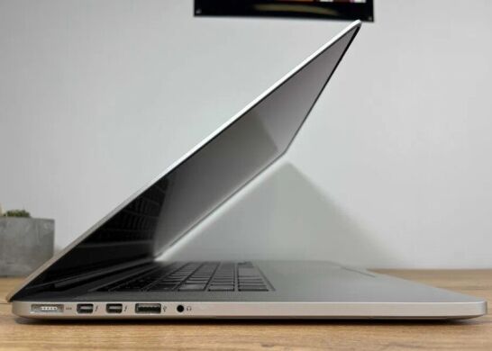 Ноутбук Apple A1398 MacBook Pro Retina 15 / 15.4" (2880x1800) IPS / Intel Core i7-4850HQ (4 (8) ядра по 2.3 - 3.5 GHz) / 16 GB DDR3 / 250 GB SSD / nVidia GeForce GT 750M, 2 GB GDDR5, 128-bit / WebCam / macOS