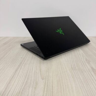 Ігровий ноутбук Razer Blade 15 RZ09-02705 / 15.6" (1920x1080) IPS / Intel Core i7-8750H (6 (12) ядер по 2.2 - 4.1 GHz) / 16 GB DDR4 / 512 GB SSD / nVidia GeForce GTX 1060 Max-Q, 6 GB GDDR5, 192-bit / WebCam