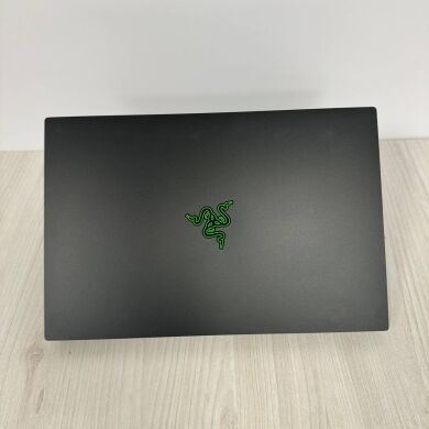 Ігровий ноутбук Razer Blade 15 RZ09-02705 / 15.6" (1920x1080) IPS / Intel Core i7-8750H (6 (12) ядер по 2.2 - 4.1 GHz) / 16 GB DDR4 / 512 GB SSD / nVidia GeForce GTX 1060 Max-Q, 6 GB GDDR5, 192-bit / WebCam