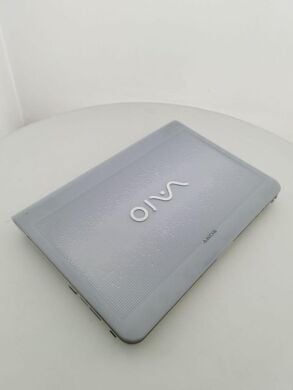 Ноутбук Sony Vaio VPCEB4S1E / 15.6" (1366x768) TN / Intel Core i3-380M (2 (4) ядра по 2.53 GHz) / 4 GB DDR3 / 240 GB SSD / AMD Radeon HD 5450, 512 MB DDR2, 64-bit / WebCam