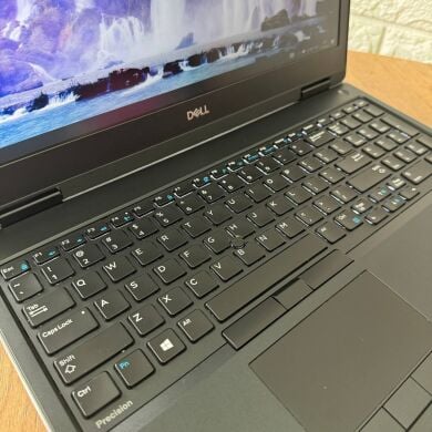 Мобільна робоча станція Dell Precision 7530 / 15.6" (1920x1080) IPS / Intel Core i5-8400H (4 (8) ядер по 2.5 - 4.2 GHz) / 32 GB DDR4 / 256 GB SSD / nVidia Quadro P1000, 4 GB GDDR5, 128-bit / WebCam