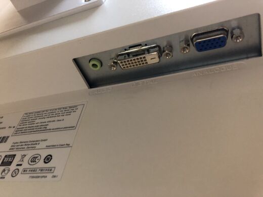 Fujitsu B22W-5 / 22" (1680x1050) / TFT TN / VGA, DVI / Встроенные колонки