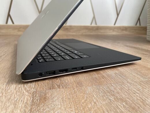 Игровой ноутбук Б-класс Dell Xps 15 7590 / 15.6" (3840х2160) IPS / Intel Core i7-9750H (6 (12) ядер по 2.6 - 4.5 GHz) / 16 GB DDR4 / 512 GB SSD M.2 / nVidia GeForce GTX 1650, 4 GB GDDR5, 128-bit / WebCam 